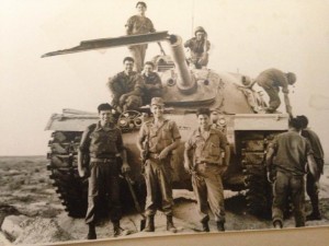 באמצע התמונה יוסי ז״ל לצידו אבנר ז״ל היינו בתרגיל עם אש חייה נכנס להם חול לקנה ואתם רואים את התוצאה.
