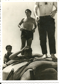 בתמונה מגדוד 79 משנת 1970 במלחמת ההתשה נראה דודו (עומד) עם חבריו לפלוגה א'