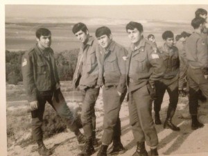 אריה בשן - ראשון מימין בני כהן אחריו לא מזהה אחריו אריה פקר. מאחור פנחס יגאל ז"ל דודי מנגר - הבחור בין בני כהן לאריה פקר זה חיים שואף ז"ל שנפל גם במלחת יום כיפור דב הירש - השני מימין הוא דוד גלעדי ממושב שתולה בצפון. הוא היה מט"ק בגדוד 46