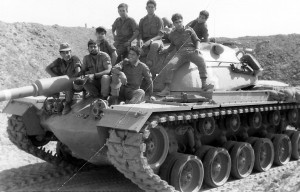 שמעון ועקנין ז"ל דור סואר (חצרן) אביב 1969 עוד בתמונה המ"מ יגאל אבירי, אריה פקר, ראובן קושמן, משה דויטשר, חיים כרמי, דן צדוק, אריה בלבן 